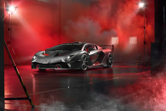 Der Antrieb ist das Schärfte, was Lamborghini im Regal hat und bietet die Leistung eines echten Rennwagens: Der V12-Saugmotor mit 6498 ccm Hubraum liefert 770 PS, entwickelt ein Drehmoment von 720 Newtonmetern bei 6750 Touren und ist kombiniert mit dem optimierten 7-Gang-Doppelkupplungsgetriebe.