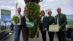 Das Bild zeigt fünf Menschen vor einer Weintraube aus Grazer Krauthäuptel. | Freudige Übergabe: Markus Hillebrand, Sprecher der Grazer Krauthäuptel-Bauern, Vizepräsidentin Maria Pein, Agrarlandesrätin Simone Schmiedtbauer, Evelyn Schweinzger, Geschäftsführerin Tourismusverband Südsteiermark und Herbert Germuth, Vorsitzender Tourismusverband Südsteiermark (v. l.)