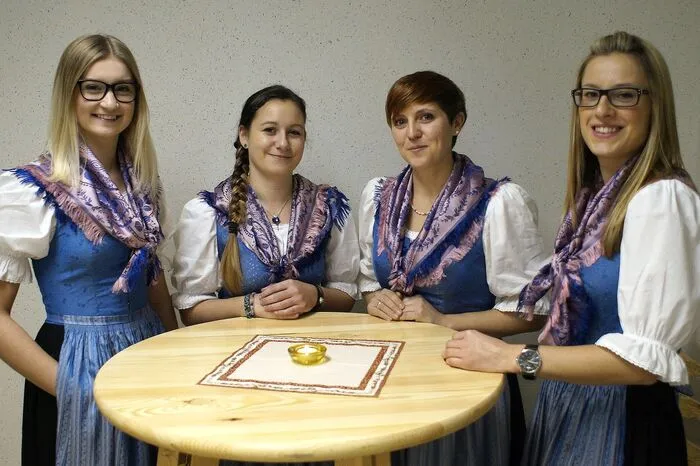 Neben Ehrungen wurden auch zwei neue Marketenderinnen vorgestellt.