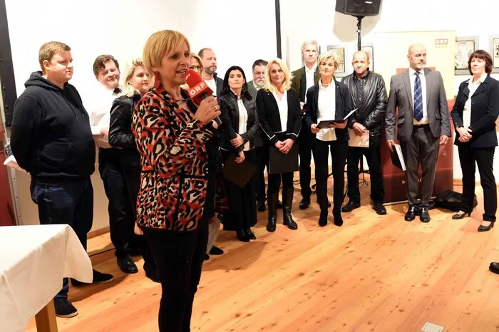 ORF-Landesdirektorin Karin Bernhard eröffnete den Premierenabend..