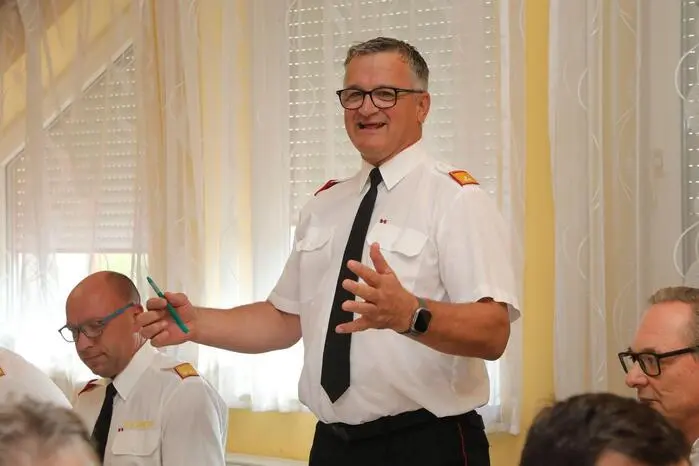 Bereichsfeuerwehrkommandant Landesfeuerwehrrat Erwin Grangl eröffnete gemeinsam mit Brandrat Harald Pöchtrager die Veranstaltung und blickte auf die vielfältigen Aufgaben und Herausforderungen der vergangenen Zeit zurück.