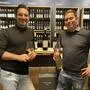 David Trummer und Winzer Stefan Müller präsentierten kürzlich den ersten „Bauernstadl-Wein“