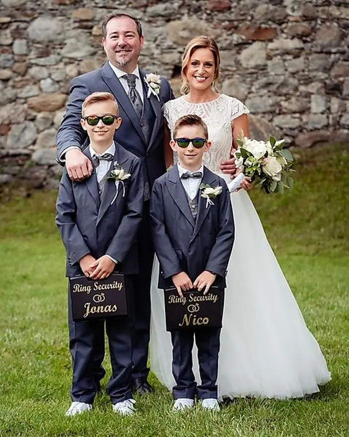 Stefan Vogt und Birgit Moitzi mit den Kindern Jonas (9) und Nico (bald 8) auf der Burgruine Gomarn in Bad St. Leonhard