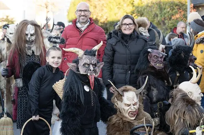 Michael Schumacher (hinten links), Bürgermeister von Leibnitz, mit Tina Muchitsch (hinten rechts), Obfrau des Freizeit- und Jugendclubs Leibnitz