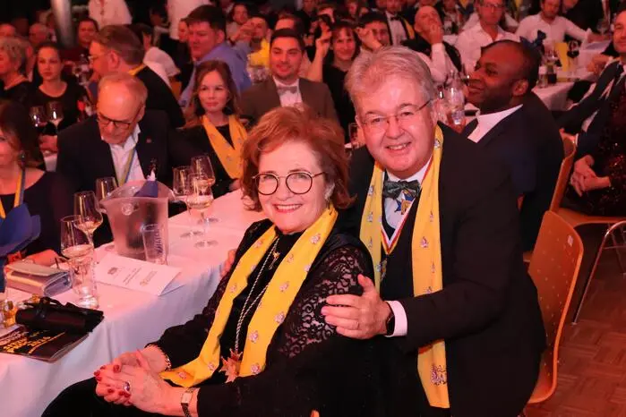 Aus dem Lachen nicht heraus kamen neben den Faschingsgilden aus St. Veit und Frauenstein unter anderem „Hausherr“ Bürgermeister Walter Zemrosser (am Foto mit Gattin Ingrid), Landeshauptmann-Stellvertreter Martin Gruber, Landesrat Peter Reichmann, Landtagsabgeordneter Günter Leikam, Wirtschaftskammer (WK)-Bezirksstellenobmann Walter Sabitzer, WK-Bezirksstellenleiter Robert Schratt, Provisor John Opara, Rechtsanwalt Michael Huber, Backhendl-Experte Walter Neugebauer, Faschings-Urgestein Sepp Fischer, Bezirks-TV St. Veit-Chef Hannes Merl sowie der Kärntner Faschingsgilden-Vizepräsident Oscar Schinogl. 