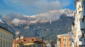 ABD0119_20251227 - INNSBRUCK - ÖSTERREICH: ZU APA0131 VOM 27.12.2025 - Ein Waldbrand auf der Nordkette hoch über Innsbruck hält seit dem frühen Samstagnachmittag, 27. Dezember 2025 zahlreiche Einsatzkräfte auf Trab. Rund 150 Feuerwehrleute aus Innsbruck und Umgebung standen im Einsatz. - FOTO: APA/WOLFGANG EDER