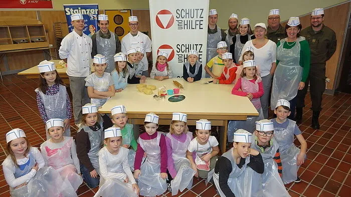 Voller Tatendrang gingen die Schülerinnen und Schüler der zweiten Klasse der Volksschule St. Michael daran, im Rahmen der Bundesheeraktion "Soldaten und Kinder backen Hilfe" Kekserl zu backen.