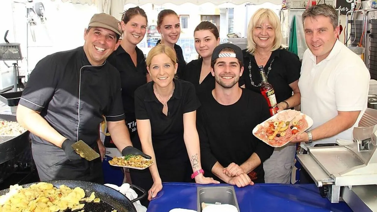 Sergio Ceron (links) bereitete Spezialitäten aus Friaul beim Alpen-Adria-Fest zu.