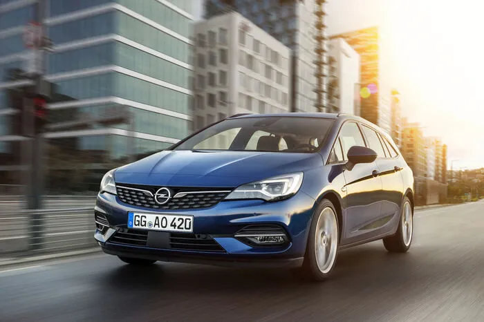 Die Brennräume der Dreizylinder-Turbobenziner sind 1,2 und 1,4 Liter groß. Der kleinere ist in drei Leistungsstufen – 110, 130, 145 PS – zu haben und mit einem manuellen Sechsgang-Schaltgetriebe kombiniert.