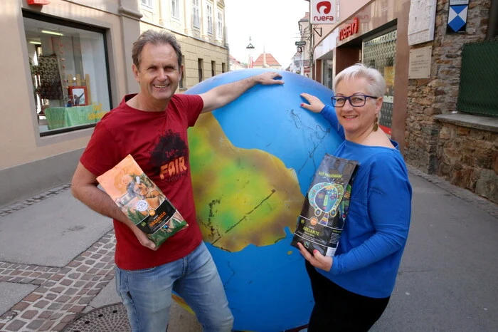 Weltladen-Obmann Martin Windbichler konnte am Samstagvormittag zahlreiche Gäste willkommen heißen, unter ihnen Raika St. Veit Vorstandsdirektor Günter Laßnig, ORF-Stimme Carl-Hannes Planton, Kapitän Joachim Arndt, Wilfried Popek vom Friesacher Burghofspiele-Ensemble sowie „Ontörner“ Otto Kuss.