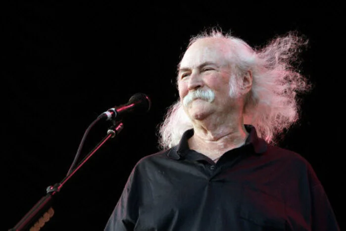 David Crosby.Das Mitglied von "Stills &amp; Nash" brauchte 1994 eine Leberspende. Die Kosten für die Operation übernahm übrigens sein guter Freund Phil Collins.