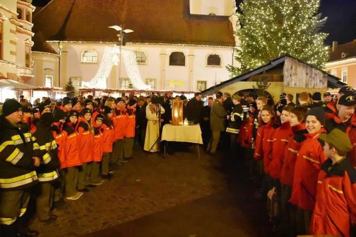 Bereichsjugendbeauftragter Jürgen Stark konnte neben der  Feuerwehrjugend aus dem Bereich Hartberg auch junge Florianis aus dem Burgenland und eine Abordnung des Roten Kreuzes (Zweigstelle Pöllau) sowie zahlreiche Ehrengäste  begrüßen.