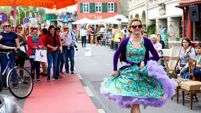 Zum ausgelassenen Straßenfest lud man am Freitag in die Kleine Neutorgasse. Eine Modenschau mit Modellen aus dem Geschäft NTG25 wartete auf die Besucher.