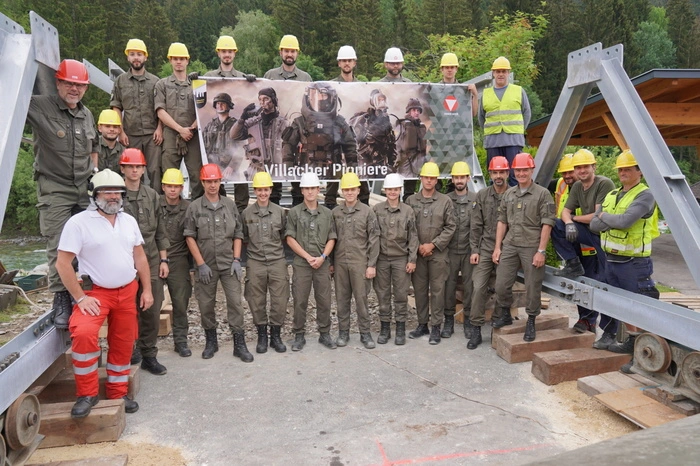 Die Soldatinnen und Soldaten im Brückenbau-Einsatz werden von 4 Männern der Brückenmeisterei in Villach unterstützt. Auch ein Sanitätsunteroffizier ist immer vor Ort.