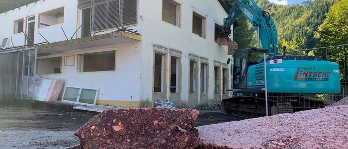 Am Nordportal des Loibltunnels wird die ehemalige Polizeiinspektion abgerissen