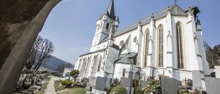 Zu sehen ist eine Kirche