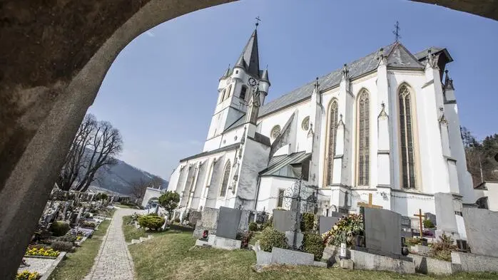 Zu sehen ist eine Kirche