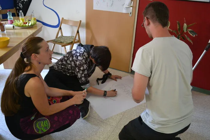 Von der Namensfindung über das Motto bis hin zu ersten Texten – in Gruppen eingeteilt näherten sich zwölf engagierte Jugendliche, die am Workshop teilnahmen, mit Hilfe von Elisabeth Scheibelhofer, Bernd Laschet und Nicole Egger von der Jugendarbeit Hartberg an die geforderten Punkte an.
