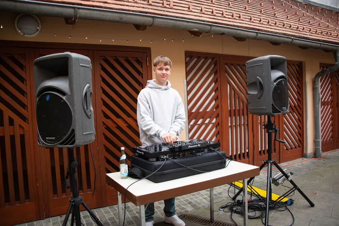 Unterdess sorgte Jonas Matzer alias "DJ MJAY" mit seiner Musik für gute Stimmung.