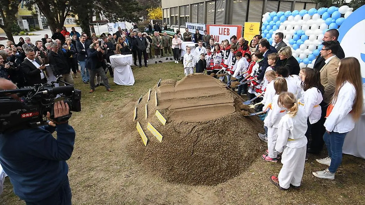 Großer Bahnhof in Weiz: Für das Jufa-Hotel wurde der Spatenstich vorgenommen 