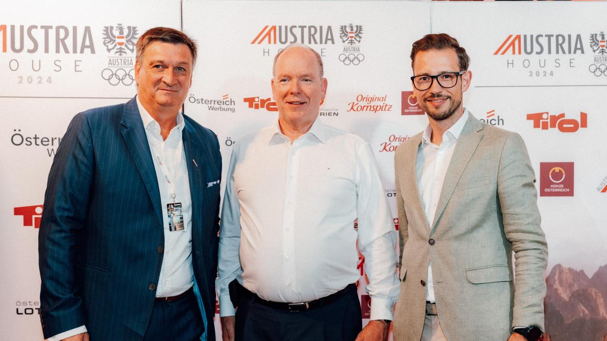 Fürst Albert von Monaco flankiert von Wirtschaftskammerpräsident Mandl und Wirtschaftslandesrat Schuschnig im Österreich-Haus in Paris