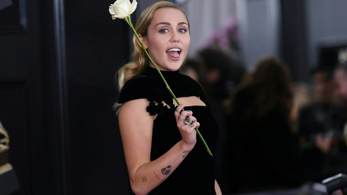 Protest in Weiß. Viele Stars drückten mit einer weißen Rose auf dem roten Teppich ihre Solidarität zur #TimesUp-Bewegung wider sexualisierte Macht und Benachteiligung von Frauen aus. Miley Cyrus kombinierte das friedvolle Weiß der Rose mit schwarzer Spitze ...