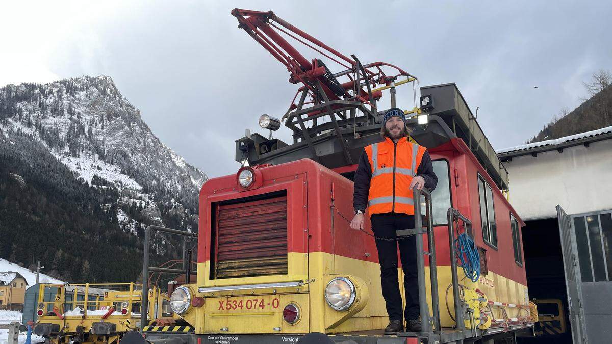 Ein Motorturmwagen ist der neueste Zuwachs im Heizhaus vom Verein Erzbergbahn
