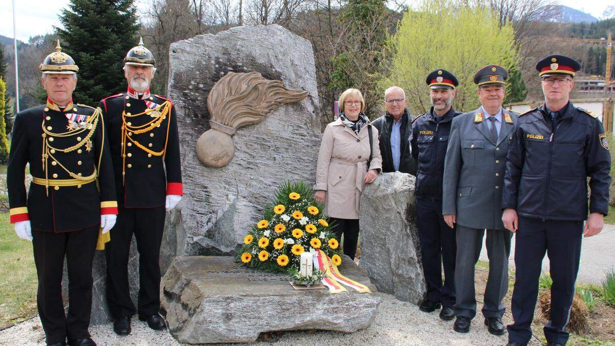 Die Kärntner Traditionsgendarmen Ernst Fojan und Kurt Seiwald, Witwe Andrea Lang mit Gerfried Maier, Polizeiinspektion-Kommandant Alexander Seiwald, Oberst iR Christian Martinz und Bezirkspolizeikommandant Werner Mayer beim Denkmal in Seeboden