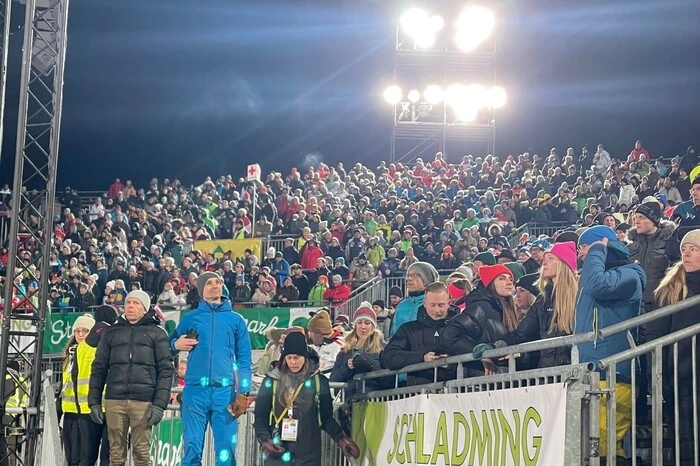 Die Tribüne ist gefüllt