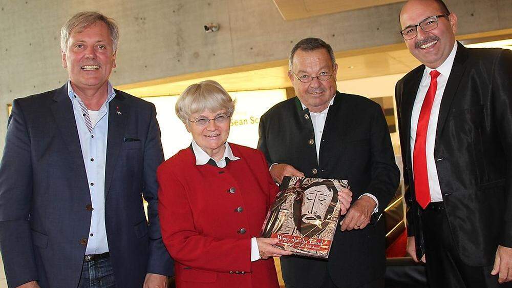 Von links: Gerhard Visotschnig, Eva und Herbert Liaunig, die von Jakob Logar vom Oktet Suha den Werner-Berg-Katalog geschenkt bekam