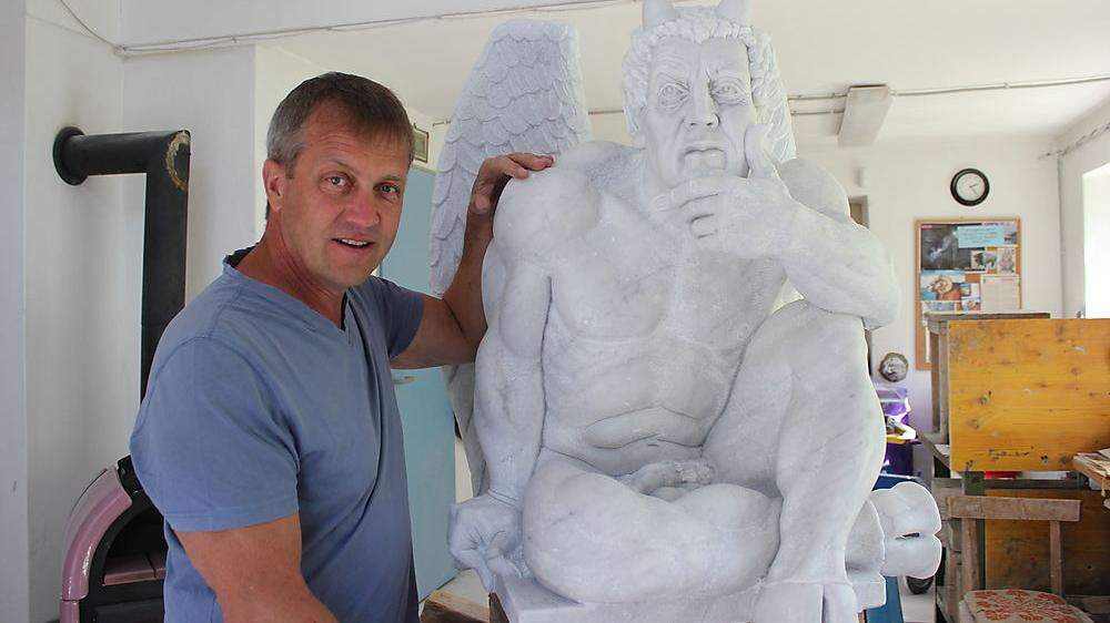Bildhauer Siegfried Burgstaller mit dem 800 Kilogramm schweren Luzifer