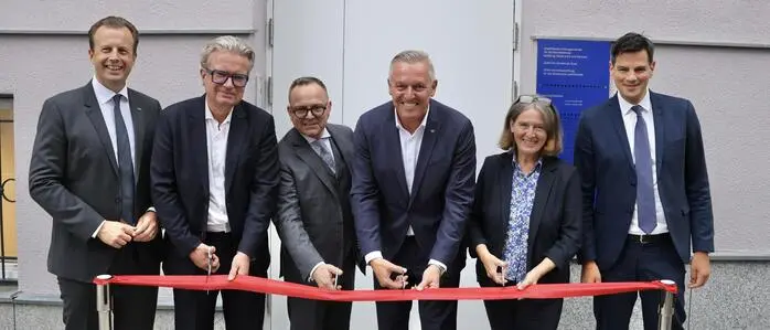 Durchgeschnitten: Landesrat Karlheinz Kornhäusl, Alt-Landeshauptmann Christopher Drexler, der Präsident der Israelitischen Kultusgemeinde Elie Rosen, Landeshauptmann Mario Kunasek, Bürgermeisterin Elke Kahr und Landesrat Hannes Amesbauer