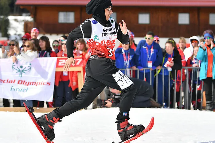 Reem Albalooshi aus den Arabischen Emiraten holte in perfekter Technik Gold beim Schneeschuhlauf-Bewerb über 25 Meter