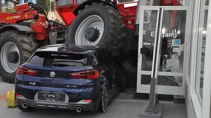 Die Fortmaschine konnte auf einem Auto vor dem Eingangsbereich des Autohauses gestoppt werden