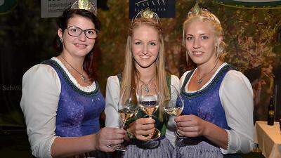 Die frisch gekrönten Weinhoheiten Elisabeth, Johanna II. und Madeleine