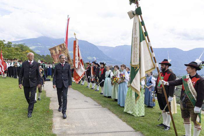 Vor der Verleihung fand ein Landesüblicher Empfang mit der Schützenkompanie und der Musikkapelle Dorf Tirol statt
