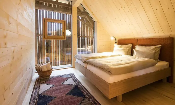 Am Tag erzeugt die Sonne wechselnde Stimmungen, wenn sie aus verschiedenen Richtungen durch die Ritzen fällt