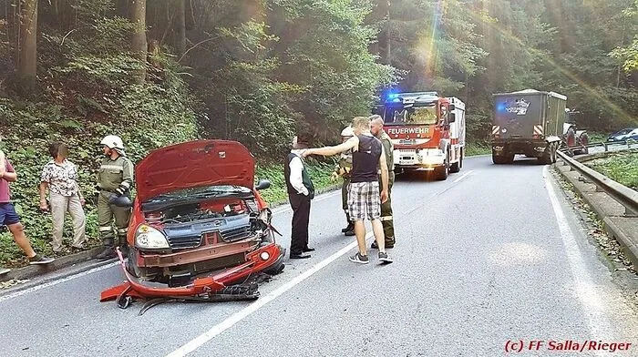 Ein Pkw kollidierte auf der Gaberl Straße mit dem breiten Anhänger eines Traktores