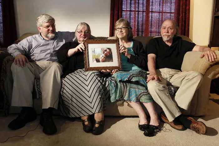 Der Kanadier Joshua Boyle und seine Frau, die US-Bürgerin Caitlan Coleman, landeten am Freitagabend mit ihren drei Kindern in Toronto, wie die kanadische Regierung mitteilte. Ihre Familie hält 2012 ein Bild der Entführten hoch.