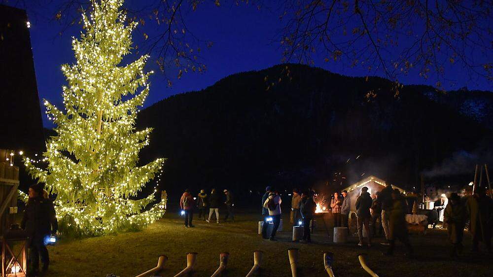 Mit Romantik und Kultur wartet der &quot;Advent pur&quot; im Weihnachtsdorf neben dem Adventzauberwald in Valbruna an den kommenden Wochenenden und am 8. Dezember auf zahlreiche Gäste