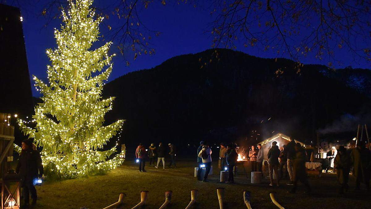 Mit Romantik und Kultur wartet der &quot;Advent pur&quot; im Weihnachtsdorf neben dem Adventzauberwald in Valbruna an den kommenden Wochenenden und am 8. Dezember auf zahlreiche Gäste