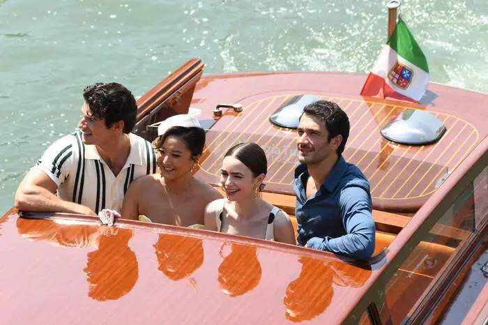 Die neuen Folgen knüpfen direkt an das Finale von Staffel vier an und werden teilweise in der italienischen Lagunenstadt gedreht.