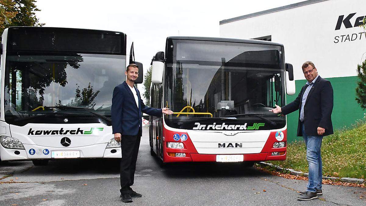 Daniel Besic und Gilbert Oberrauner (r.) von der Dr.-Richard-Gruppe geben den Linienbussen in Villach einen neuen Namen