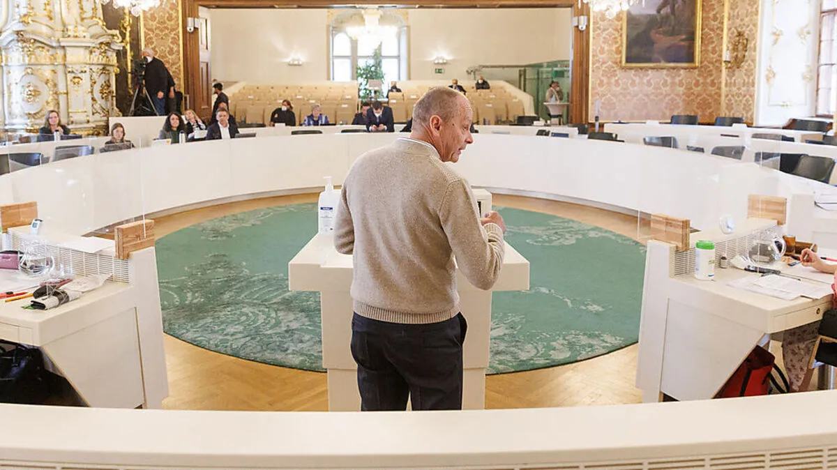 KPÖ-Murgg vor teils leeren Reihen, da andere Parteien aus Protest die Landstube verließen