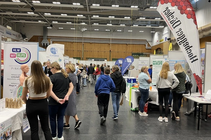 Ob höhere Schule oder Lehre - auf der Messe wurde zu allen Möglichkeiten Beratung geboten