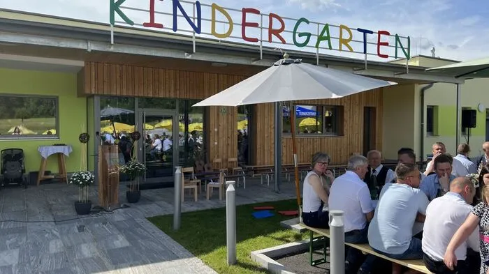 Der neue Kindergarten von Dechantskirchen umfasst drei Gruppen für Kinder von 3 bis 6 Jahren. Die Kinderkrippe können Kinder ab dem Säuglingsalter bis zum Alter von 3 Jahren besuchen.