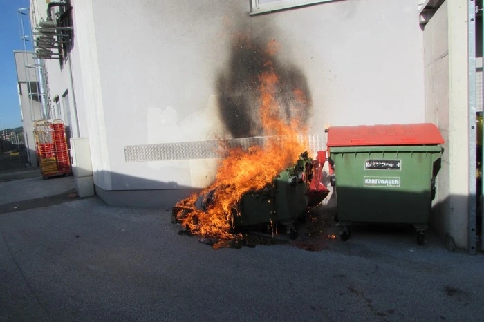 Aufgrund von Zeugenaussagen dürfte der Brand von zwei bislang unbekannten Jugendlichen gelegt worden sein.
