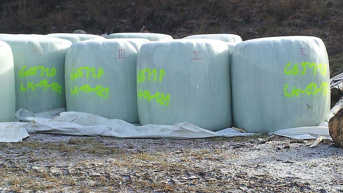 So lagern derzeit 12.000 Heuballen auf dem Werksgelände in Wietersdorf