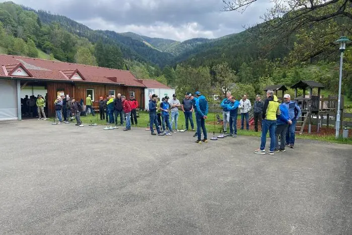 Insgesamt 16 Mannschaften – darunter vier Damenteams – stellten sich dem sportlichen Wettkampf und sorgten für einen spannenden und geselligen Turnierverlauf. 