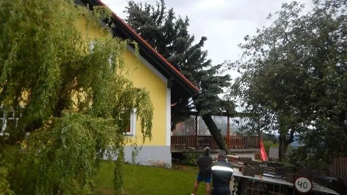 In Obertiefenbach musste die Feuerwehr zunächst mit Leiter und Motorsäge zu einem Gasthaus ausrücken.